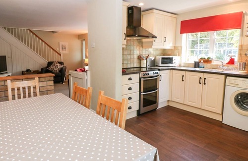 Gorran Haven Cottage | BEACH WAY COTTAGE, family friendly, with a garden in Gorran Haven