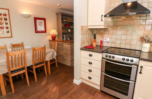 Gorran Haven Cottage | BEACH WAY COTTAGE, family friendly, with a garden in Gorran Haven