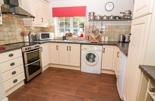 Gorran Haven Cottage | BEACH WAY COTTAGE, family friendly, with a garden in Gorran Haven