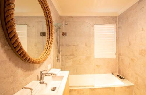 Point Lookout Apartment | BEACHBREAK - 100m to beach - sleeps 6