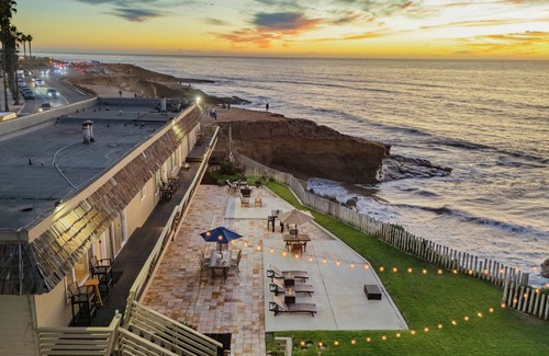 Sunset Cliffs House | Beachcliff 7 by AvantStay | Oceanfront Views!