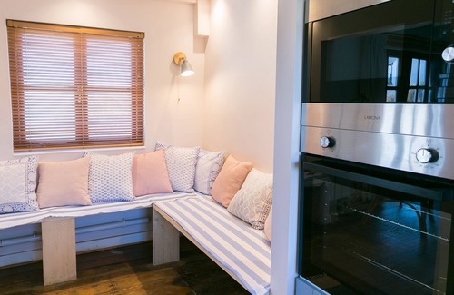 Llanfaethlu Apartment | Beachcomber's - an on the beach that sleeps 6 guests in 3 bedrooms