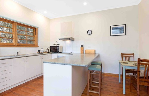 Marengo House | Beachcombers Coastal Retreat in bush setting close to Apollo Bay.