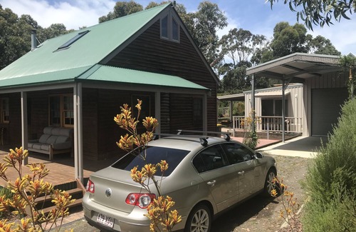 Marengo House | Beachcombers Coastal Retreat in bush setting close to Apollo Bay.