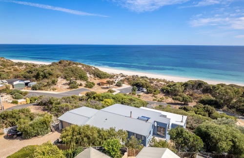 Peppermint Grove Beach House | Beachfront Penthouse by Peppy Beach Retreats® (6 Adults)