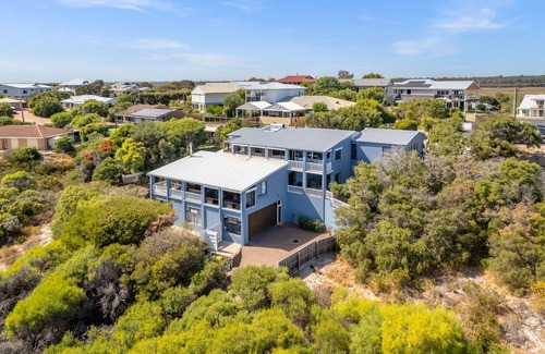 Peppermint Grove Beach House | Beachfront Penthouse by Peppy Beach Retreats® (6 Adults)