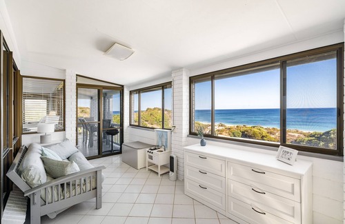 Peppermint Grove Beach House | Beachfront Penthouse by Peppy Beach Retreats® (6 Adults)