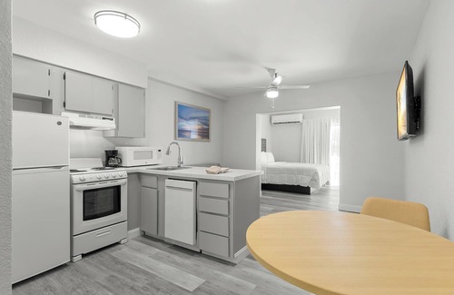 North Redington Beach Condo | Beachfront 1 Bedroom Condo with Balcony