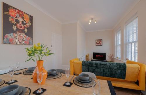 Brighton City Centre Apartment | Beachfront, 2-bedroom, Sleeps 5, long stays