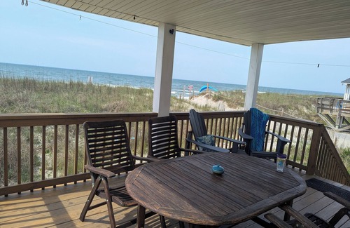 Long Beach Cottage | Beachfront 2-bedroom cottage with breathtaking view and just steps to the beach