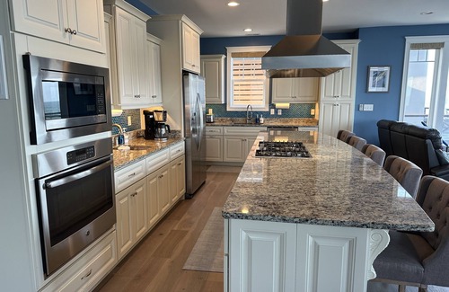 Hampton House | Beachfront 2 Dwellings, EV charger,25-30 mi to Busch gardens Jamestown VA Beach.