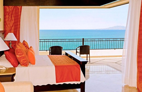 Romantic Zone Resort | Beachfront 3 Bedroom Suite with Jacuzzi