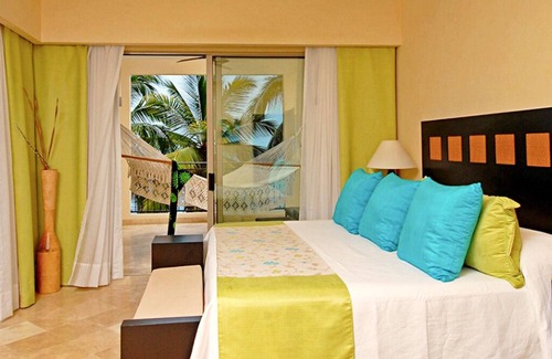 Romantic Zone Resort | Beachfront 3 Bedroom Suite with Jacuzzi