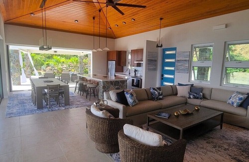 Estate Hansen Bay Villa | BEACHFRONT 5 BEDROOM VILLA–POOL, SOLAR, PRIVATE