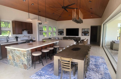 Estate Hansen Bay Villa | BEACHFRONT 5 BEDROOM VILLA–POOL, SOLAR, PRIVATE