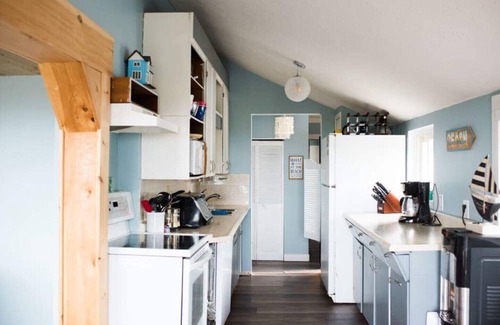 Sauble Beach House | BEACHFRONT 5BDRM SUNSET SUMMER SPECIAL WATERFRONT COTTAGE (VRBO ONLY)