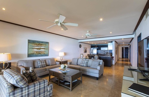 Old Trees Bay Apartment | Beachfront apartment at Paynes Bay Beach with jacuzzi