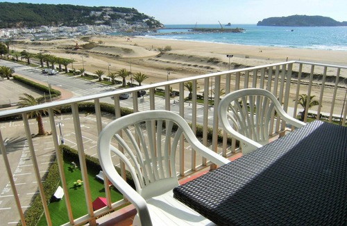 L'Estartit Apartment | Beachfront Apartment with Pool in Spain