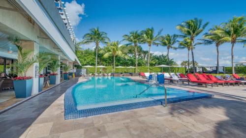 South of Fifth Apartment | Beachfront Bentley Hotel One Bedroom Suite with Balcony and Beach access