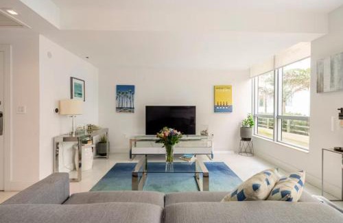 South of Fifth Apartment | Beachfront Bentley Hotel One Bedroom Suite with Balcony and Beach access