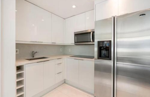 South of Fifth Apartment | Beachfront Bentley Hotel One Bedroom Suite with Balcony and Beach access