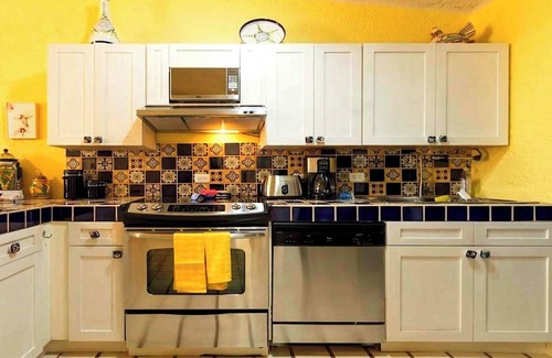 Centro Condo | Beachfront Bliss | Ocean Views, Gym, Pools, Patio
