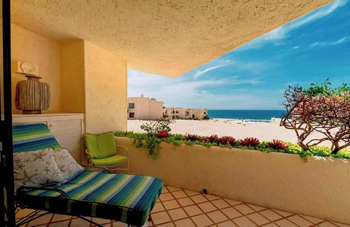 Centro Condo | Beachfront Bliss | Ocean Views, Gym, Pools, Patio
