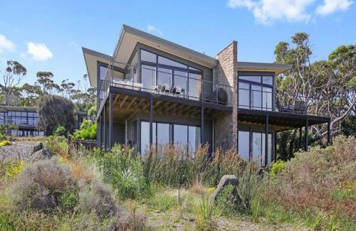 Peakhurst Heights House | Beachfront Bliss at Villa Sarina
