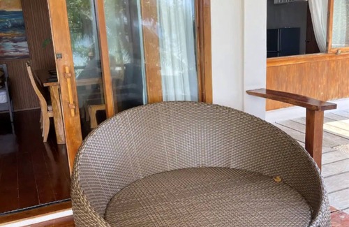 North Shore Cottage | Beachfront Bliss - Steps to the sand!
