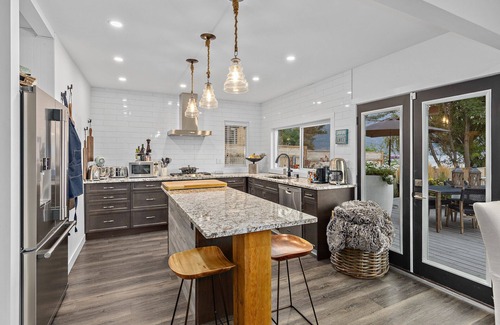 North End House | Beachfront Bungalow DT Kelowna