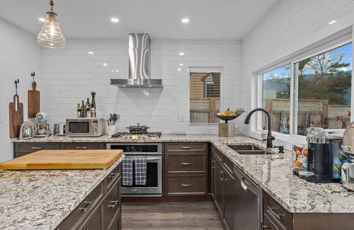 North End House | Beachfront Bungalow DT Kelowna