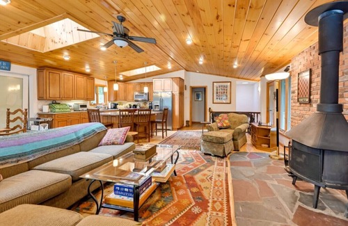 Tolland Apartment | Beachfront Cabin - Kayaks - Deck - Community Amenities!