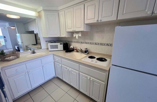 Ortona Park Condo | Beachfront - City View - King bed
