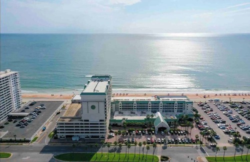 Ortona Park Condo | Beachfront - City View - King bed
