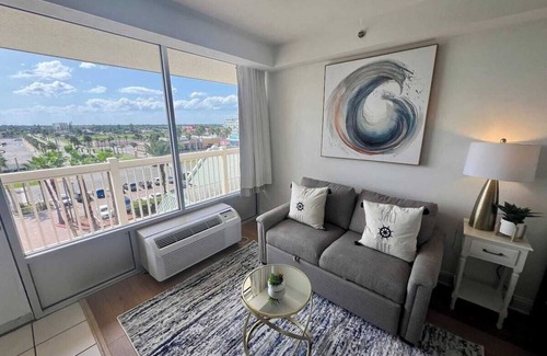Ortona Park Condo | Beachfront - City View - King bed
