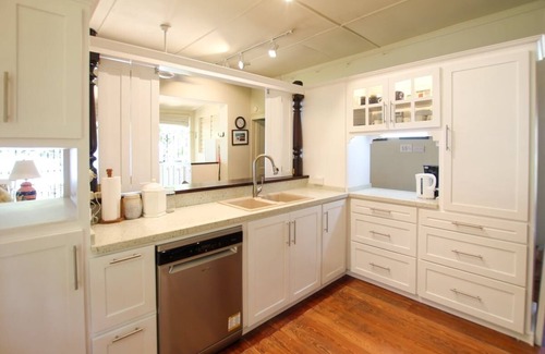 Mullins House | Beachfront Classic 3-bed House - Whitecaps by BSL Rentals