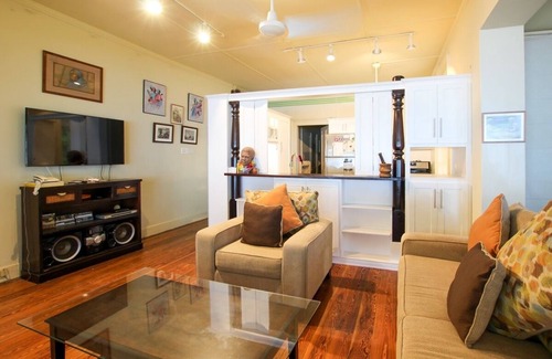 Mullins House | Beachfront Classic 3-bed House - Whitecaps by BSL Rentals