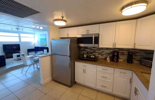 Seybold Apartment | BEACHFRONT CONDO-HOTEL Two rooms with free parking