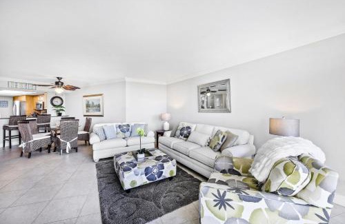 Marco Island House | Beachfront condo in resort-style community with pool