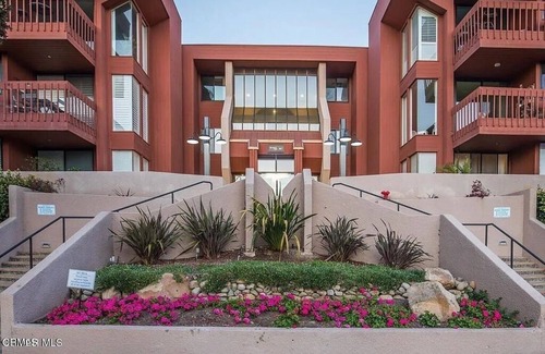 Ventura Condo | Beachfront Condo in the heart of Ventura AND 2 min walk to Main street!