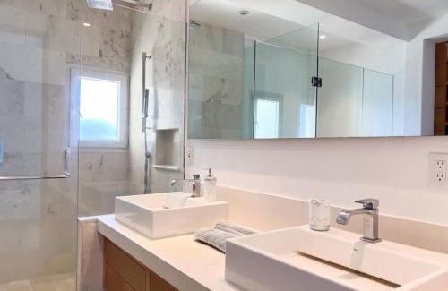 South Shore Hotel Area Apartment | Beachfront Condo in Exclusive Zone