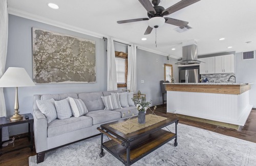 Pass Christian Cottage | Beachfront cottage in downtown Pass Christian