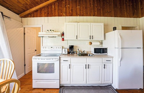 Magnetawan Cabin | Beachfront Cottage #2- Maijac Resort & Marina