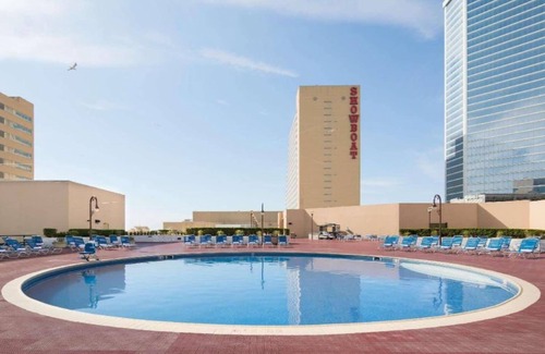 Atlantic City Apartment | Beachfront Double Queen Hotel CozySuite