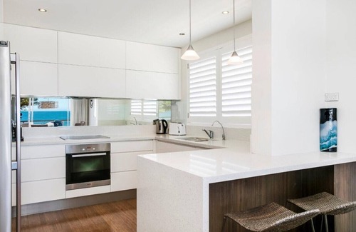 Narrabeen Apartment | Beachfront Dream - Direct Beachfront