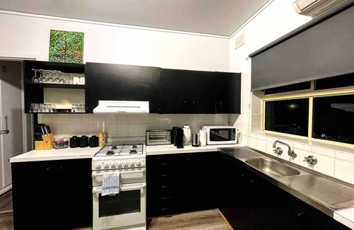 Glenelg North Apartment | Beachfront Escape No 5: Your Perfect Spot for Fun, Sun, and Sea Right on the Waterfront – Pets Welcome!