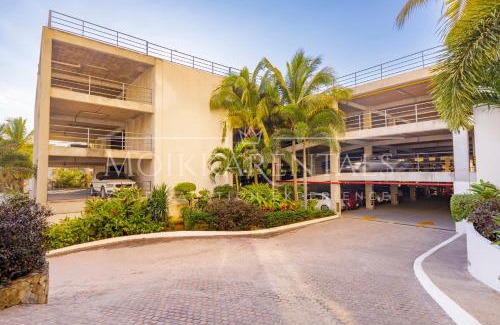 Las Glorias Apartment | Beachfront Extra-large 1-bedroom free breakfast by Moikkarentals