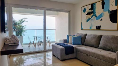 Las Glorias Apartment | Beachfront Extra-large 1-bedroom free breakfast by Moikkarentals