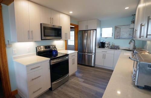 Camp Ellis House | Beachfront Family Retreat Cottage and Carriage House