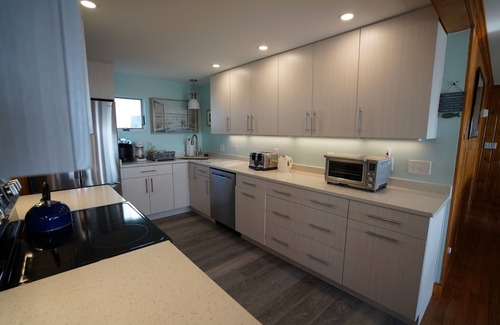 Camp Ellis House | Beachfront Family Retreat Cottage and Carriage House
